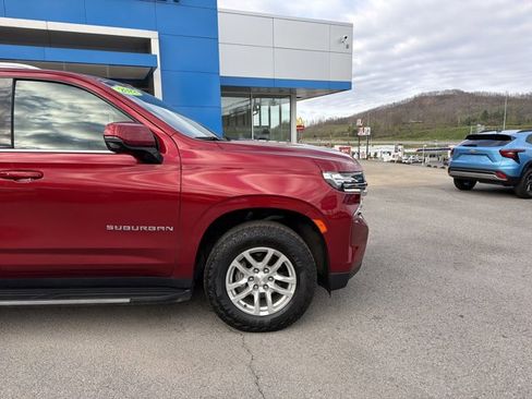 Used 2022 Chevrolet Suburban LT w/ Luxury Package image 2