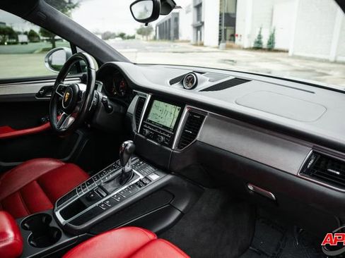 Used 2015 Porsche Macan Turbo image 23