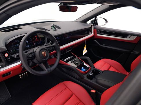 New 2026 Porsche Cayenne S image 4