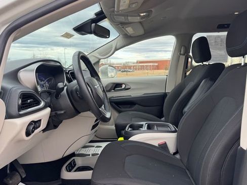 Used 2021 Chrysler Pacifica Touring w/ Uconnect Theater Family Group image 7