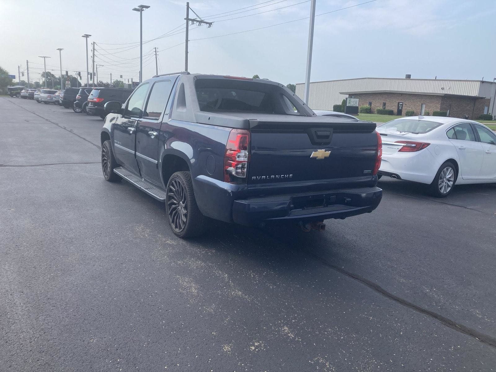 Used 2010 Chevrolet Avalanche LTZ AWD/4WD image 5