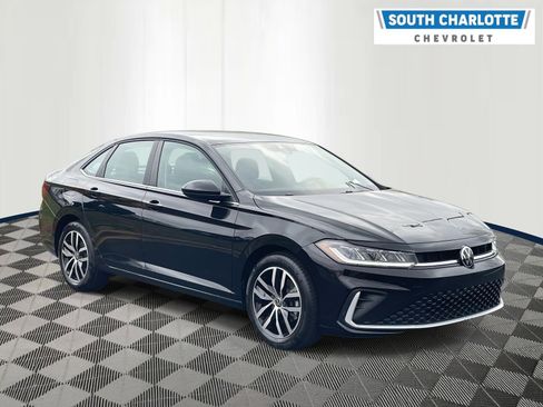 Used 2025 Volkswagen Jetta SE image 3