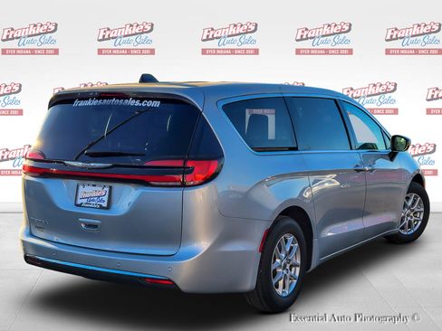 Used 2023 Chrysler Pacifica Touring-L FWD image 6