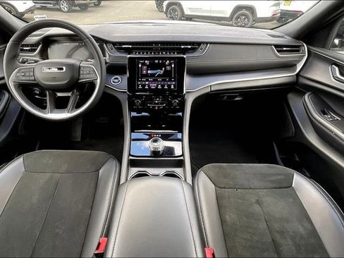 Used 2025 Jeep Grand Cherokee Altitude image 15