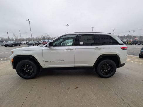 New 2026 Jeep Grand Cherokee Altitude image 7