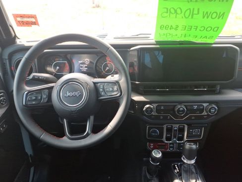 Used 2024 Jeep Wrangler Unlimited Rubicon AWD/4WD image 9