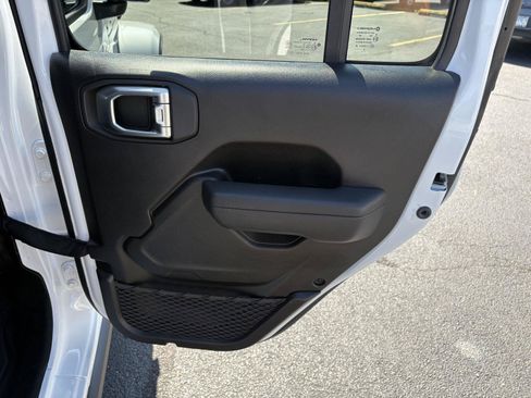 Used 2025 Jeep Gladiator Sport AWD/4WD image 14
