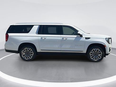 Used 2023 GMC Yukon XL Denali Ultimate AWD/4WD image 3
