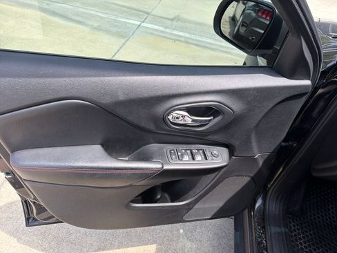 Used 2020 Jeep Cherokee Trailhawk AWD/4WD image 15