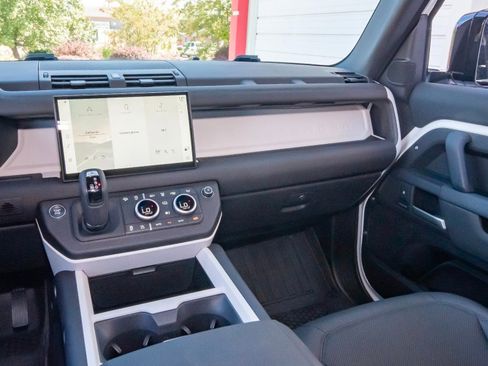 Used 2025 Land Rover Defender 90 S image 24