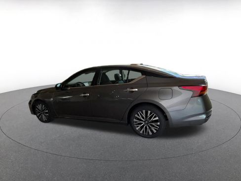 Used 2025 Nissan Altima 2.5 SV FWD image 9
