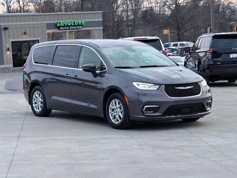 Used 2023 Chrysler Pacifica Touring-L FWD image 39