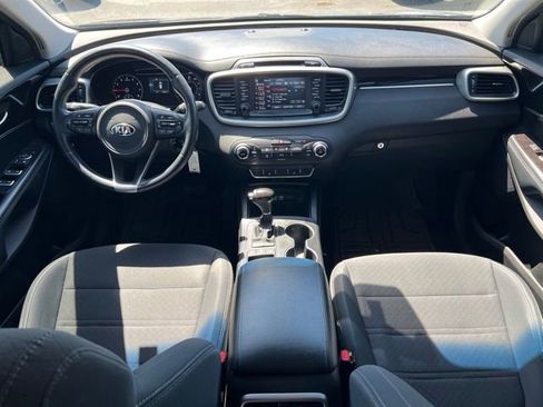 Used 2017 Kia Sorento AWD w/ LX Convenience Package image 10