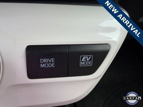 Used 2018 Toyota Prius Two image 11