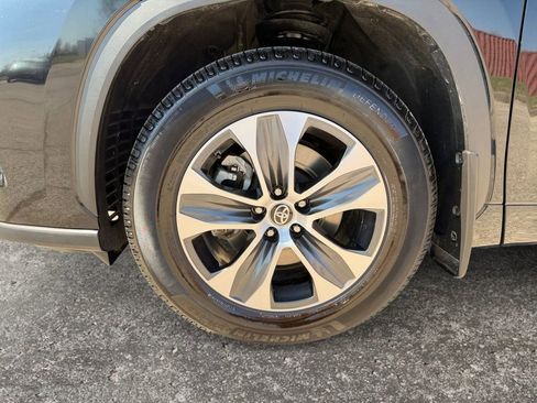 Used 2023 Toyota Highlander XLE image 8