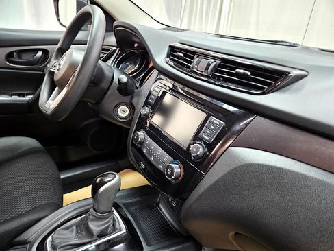 Used 2021 Nissan Rogue Sport S image 23