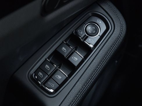 Certified 2026 Porsche Macan AWD/4WD image 19