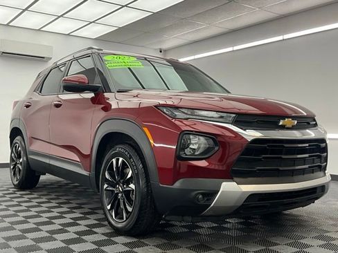 Used 2022 Chevrolet TrailBlazer LT w/ Convenience Package FWD image 3
