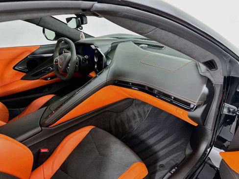 Used 2025 Chevrolet Corvette Stingray Premium Conv w/ Z51 Performance Package RWD image 28