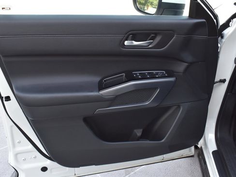 Used 2024 Nissan Pathfinder SL FWD image 24