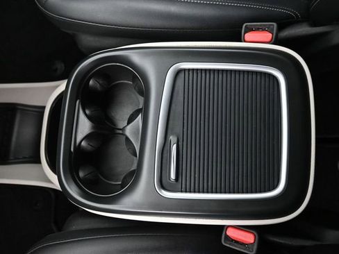 Used 2024 Chrysler Pacifica Touring-L image 19