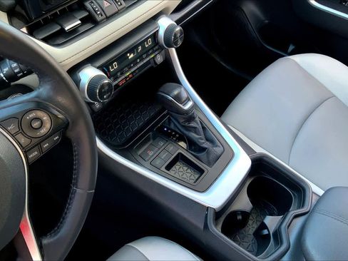 Used 2021 Toyota RAV4 XLE Premium image 15