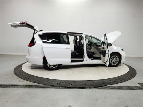 Used 2024 Chrysler Pacifica Limited image 16