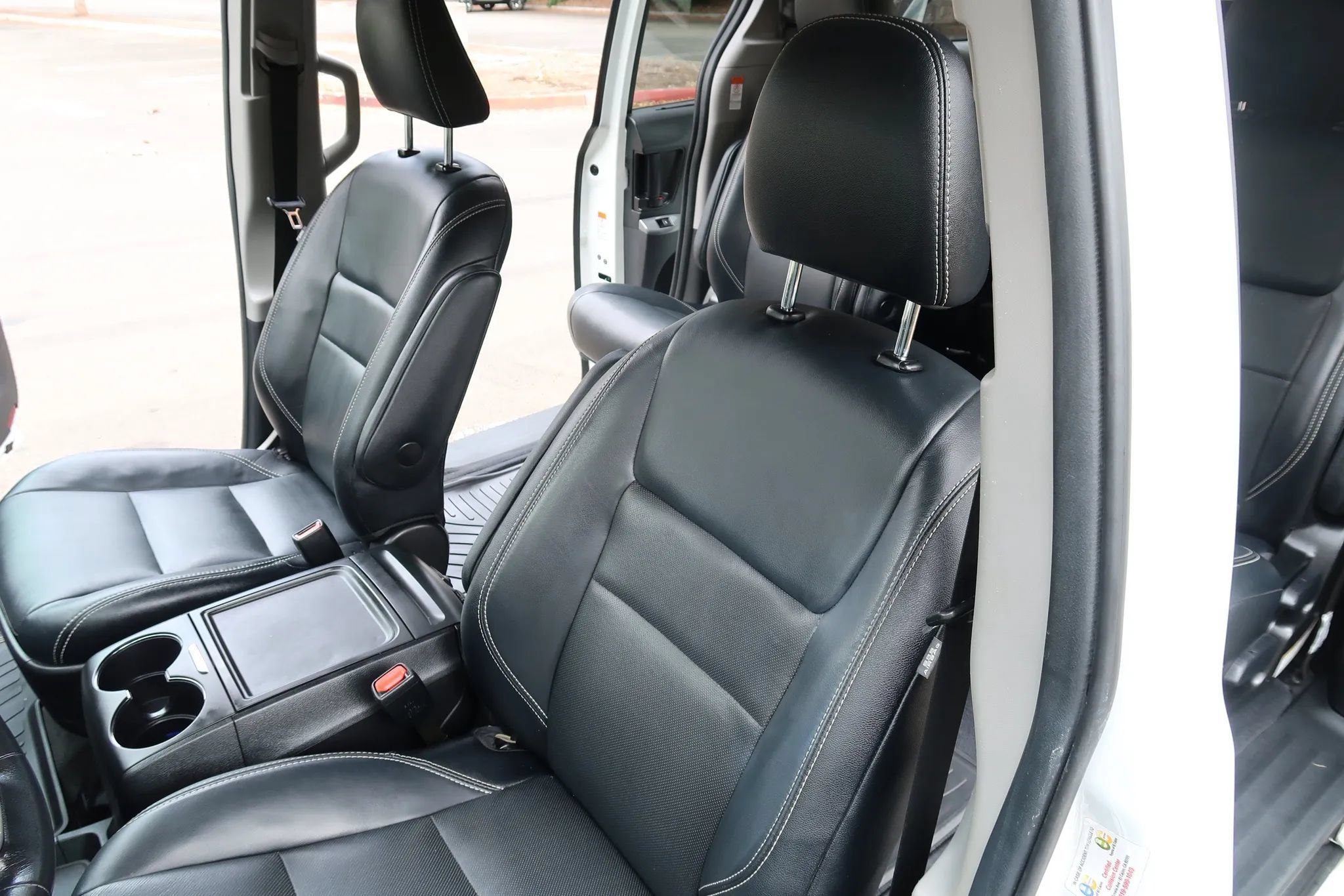 Used 2018 Toyota Sienna SE w/ Carpet Mat Package FWD image 13