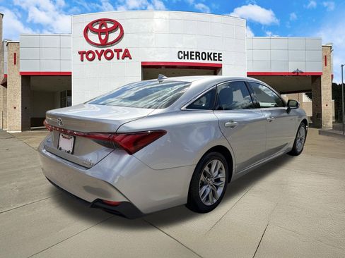 Used 2020 Toyota Avalon XLE w/ Moonroof Package image 5