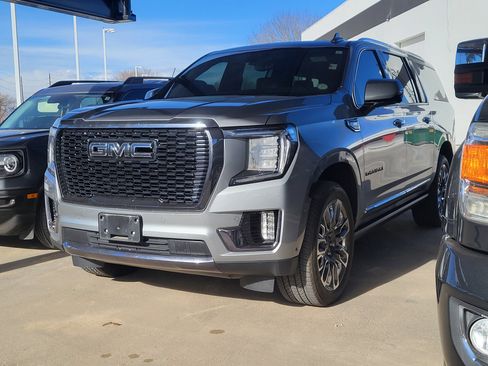 Used 2023 GMC Yukon XL Denali Ultimate image 3