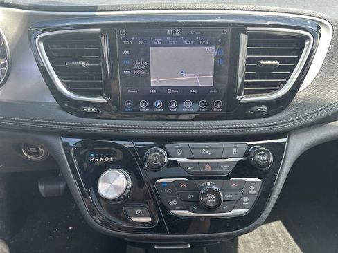 Used 2018 Chrysler Pacifica Limited w/ S Appearance Package FWD image 15