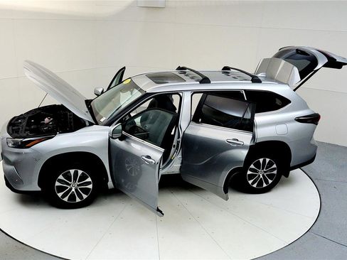 Certified 2024 Toyota Highlander XLE image 22