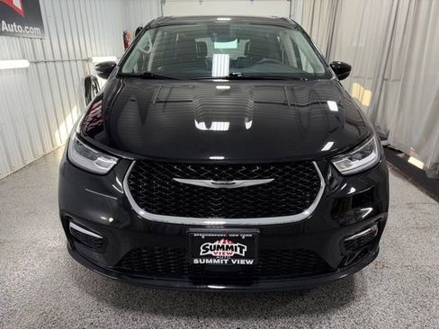 Used 2024 Chrysler Pacifica Touring-L image 2