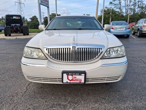 Used 2005 Lincoln Town Car Signature Limited RWD image 2