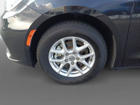 Used 2022 Chrysler Pacifica Touring-L w/ Uconnect Theater Family Group FWD image 15