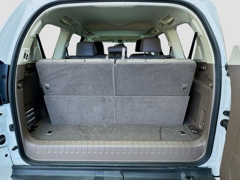 Used 2018 Lexus GX 460 Luxury w/ Preferred Accessory Package image 18