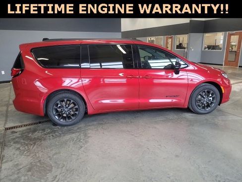 New 2025 Chrysler Pacifica Select w/ Fav Edition Package image 13