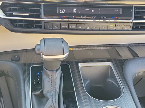 Used 2022 Toyota Sienna Limited FWD image 22