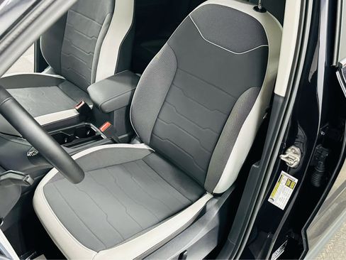 Certified 2025 Volkswagen Taos SE image 22