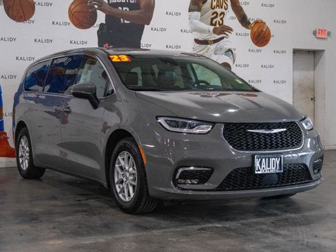 Used 2023 Chrysler Pacifica Touring-L image 18