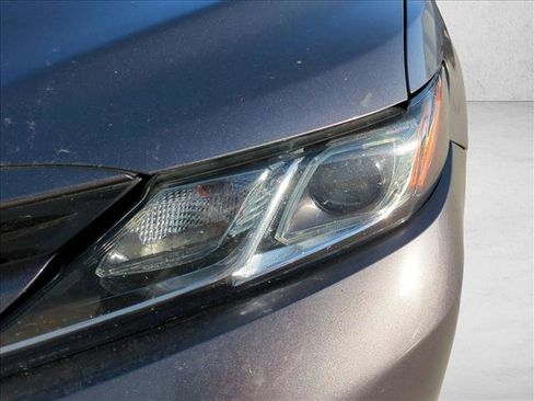 Used 2018 Toyota Camry LE image 9