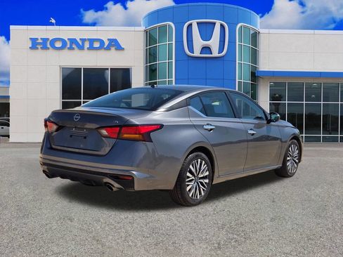 Used 2024 Nissan Altima 2.5 SV w/ SV Premium Package FWD image 3