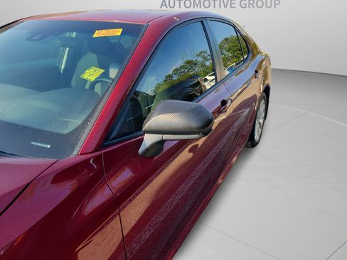 Used 2018 Toyota Camry LE FWD image 13