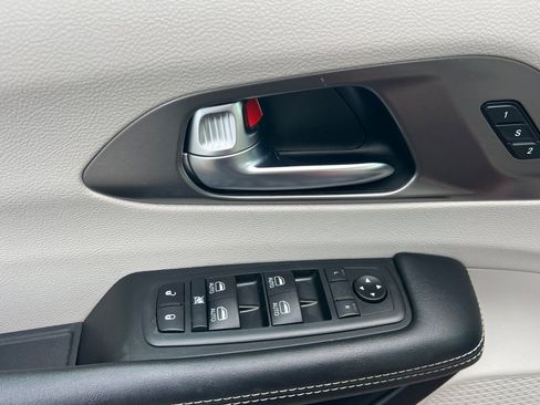 Used 2020 Chrysler Pacifica Touring-L Plus w/ Tire & Wheel Group FWD image 12