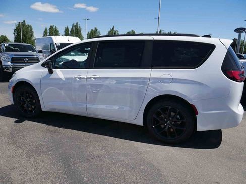 New 2026 Chrysler Pacifica Limited AWD/4WD image 16