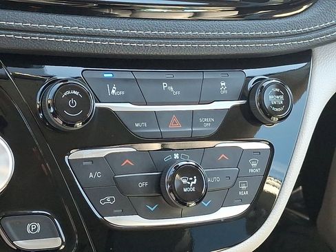 Used 2024 Chrysler Pacifica Limited FWD image 16
