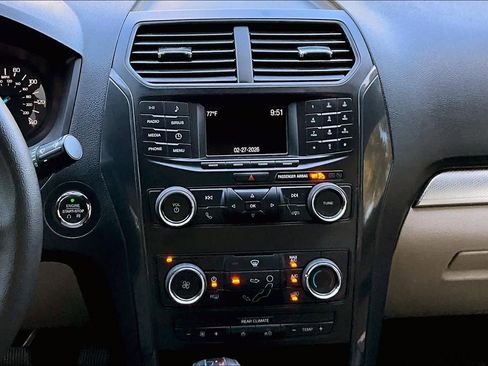 Used 2018 Ford Explorer XLT image 7