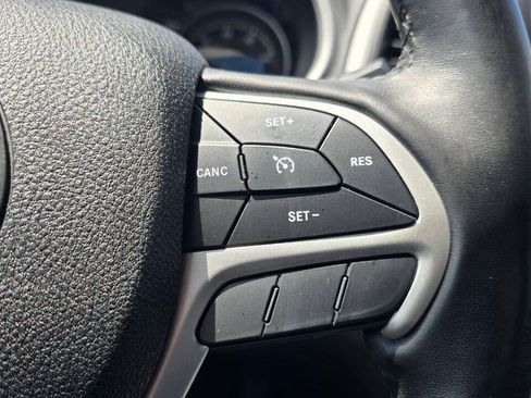Used 2018 Jeep Cherokee Trailhawk w/ Cold Weather Group AWD/4WD image 29