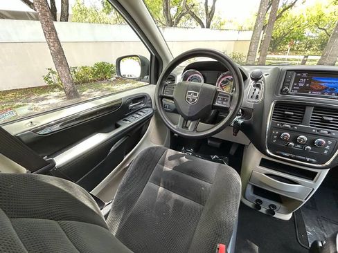 Used 2019 Dodge Grand Caravan SE FWD image 9