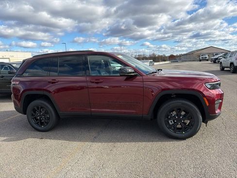 New 2025 Jeep Grand Cherokee 4WD image 2